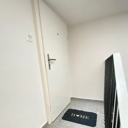 Ruhige, Neue Dachwohnung An Altstadt, Naehe Messe Apartamento